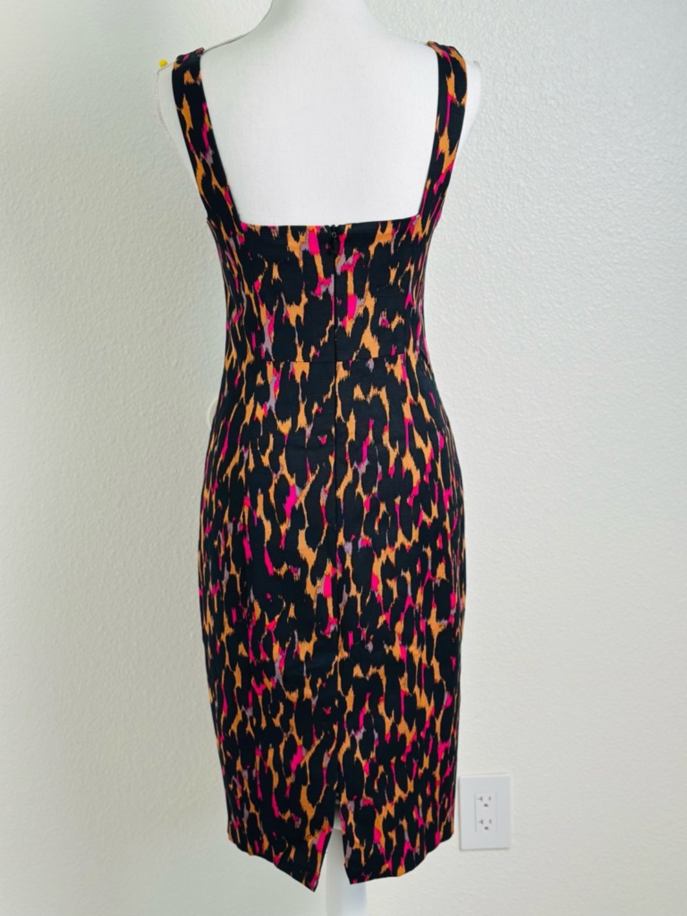 Trina Turk Bewitching Sheath Dress in Vibrant Leopard Print Size 4 - Picture 2 of 8